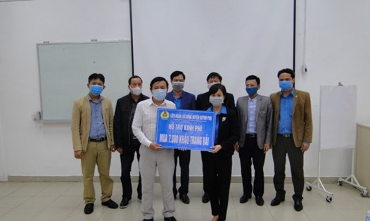 Liên đoàn Lao động huyện trao kinh phí hỗ trợ mua 7.000 khẩu trang cho đoàn viên công đoàn Công ty TNHH Sao Vàng chi nhánh huyện Quỳnh Phụ.