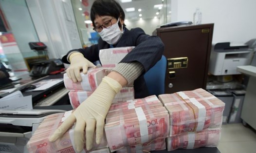 Ngân hàng trung ương Trung Quốc đã phát 4 tỉ nhân dân tệ tiền mới cho tỉnh Hồ Bắc trước kỳ nghỉ Tết Nguyên đán. Ảnh: Reuters.