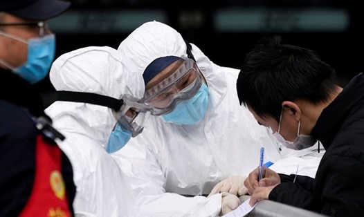 Sau Trung Quốc, nhiều nước xác nhận có y bác sĩ nhiễm COVID-19. Ảnh: Reuters.