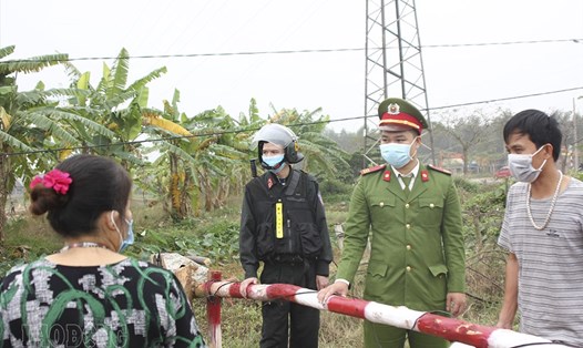Lực lượng chức năng kiểm soát hoạt động ra, vào xã Sơn Lôi, huyện Bình Xuyên, tỉnh Vĩnh Phúc. Ảnh T.Vương