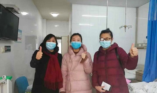 Bác sĩ Feng Chuncui (ngoài cùng bên phải) chụp ảnh cùng 2 bệnh nhân COVID-19 khác. Ảnh: SCMP