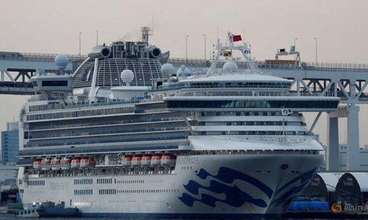 Tàu du lịch Diamond Princess cập cảng ở Nhật Bản có hơn 200 ca dương tính với COVID-19. Ảnh: Reuters