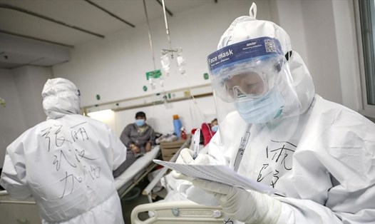 Nhân viên y tế ở bệnh viện Kim Ngân Đàm, thành phố Vũ Hán, tỉnh Hồ Bắc, Trung Quốc, ngày 13.2.2020. Ảnh: Reuters