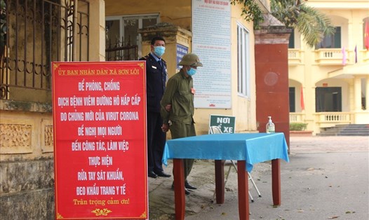 Trước trụ sở UBND xã Sơn Lôi có bàn đặt nước rửa tay, sát khuẩn và hướng dẫn phòng dịch. Ảnh T.V