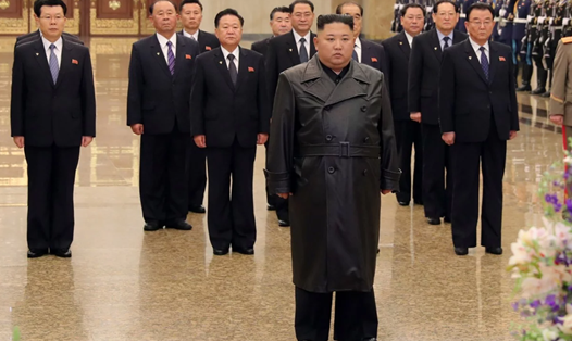 Nhà lãnh đạo Kim Jong-un và các quan chức cấp cao Triều Tiên viếng lăng Kumsusan. Ảnh: Reuters