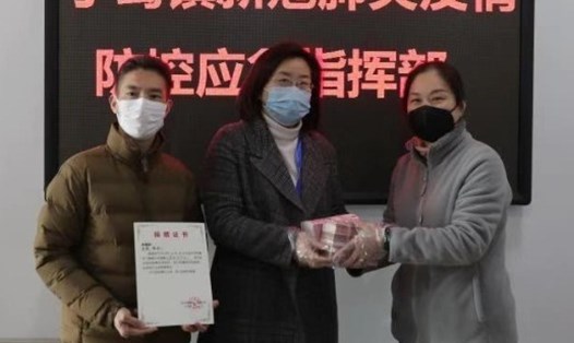Mẹ, con ở tỉnh Giang Tô, Trung Quốc trao số tiền từ thiện 10 triệu nhân dân tệ (khoảng 30 tỉ đồng) để chống lại dịch COVID-19. Ảnh: China Daily