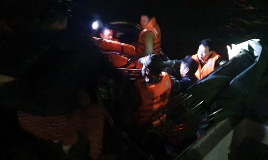 Bộ đội biên phòng Nghệ An cấp cứu kịp thời ngư dân gặp nạn. Ảnh:Hải Thượng