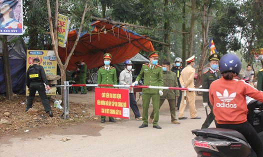 Lực lượng chức năng tỉnh Vĩnh Phúc đang thực hiện việc khoanh vùng, phong tỏa xã Sơn Lôi. Ảnh T.Vương