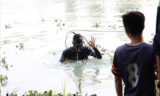 Lặn tìm 2 thanh niên mất tích dưới hồ nước trong công viên. Ảnh: Đình Trọng