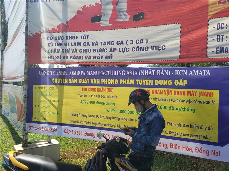 Thông báo tuyển công nhân với lương cao nhưng tiêu chí “dễ dãi”