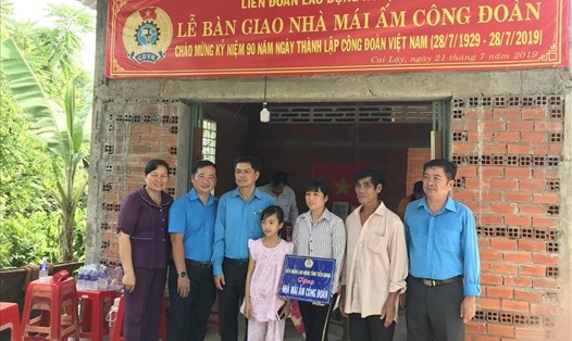 LĐLĐ huyện Cai Lậy (Tiền Giang) bàn giao một nhà Mái ấm Công đoàn cho người lao động có hoàn cảnh khó khăn. Ảnh: PV