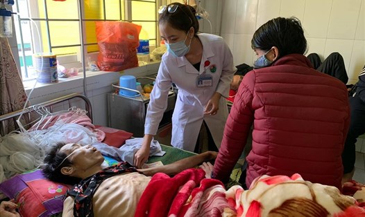 Anh Hồ Trung đang được điều trị tại Phòng cấp cứu 2 (Khoa Nội tổng hợp, Bệnh viện Đa khoa tỉnh Hà Tĩnh). Ảnh: NV