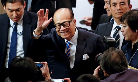 Tỷ phú Hong Kong Lý Gia Thành vẫy tay tạm biệt sau khi tuyên bố nghỉ hưu, rời cương vị lãnh đạo CK Hutchison Holdings tháng 3.2018. Ảnh: Reuters.