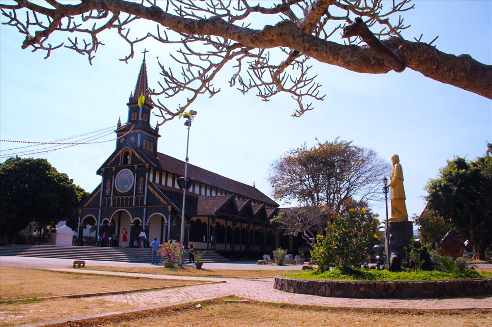 Nhà thờ gỗ Kon Tum hơn 100 tuổi đời được làm bằng gỗ cà chít (sến đỏ).