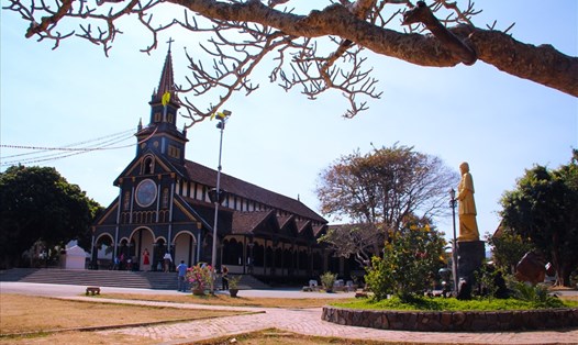 Nhà thờ gỗ Kon Tum hơn 100 tuổi đời được làm bằng gỗ cà chít (sến đỏ).