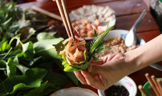 Gỏi lá Kon Tum là món đặc sản nổi tiếng mà bất cứ ai đến đây đều phải thưởng thức.