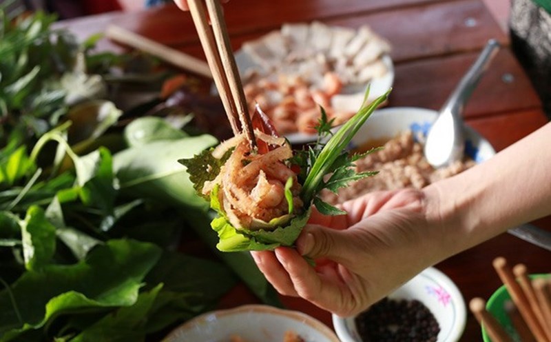 Gỏi lá Kon Tum là món đặc sản nổi tiếng mà bất cứ ai đến đây đều phải thưởng thức.