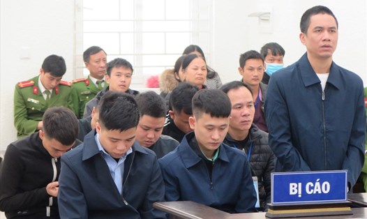 Nhóm bị cáo tại phiên tòa sơ thẩm (ngồi phía trước).