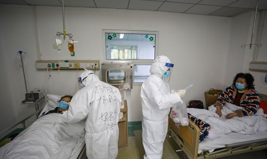 Điều trị cho bệnh nhân nhiễm COVID-19 ở Trung Quốc. Ảnh: Getty Images