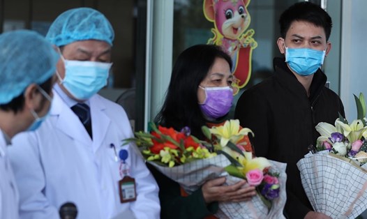 2 bệnh nhân cuối cùng trong số 5 bệnh nhân dương tính COVID - 19 tại Bệnh viện Nhiệt đới Trung ương xuất viện. Ảnh: Sơn Tùng.