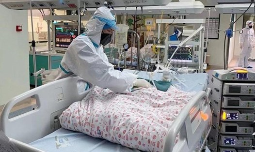 Y tá chăm sóc em bé 14 tháng tuổi nhiễm COVID-19 ở Bệnh viện Nhi Vũ Hán. Ảnh: Tân Hoa Xã