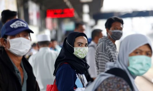 Người dân đeo khẩu trang tại một nhà ga ở Jakarta, Indonesia. Ảnh: Reuters.