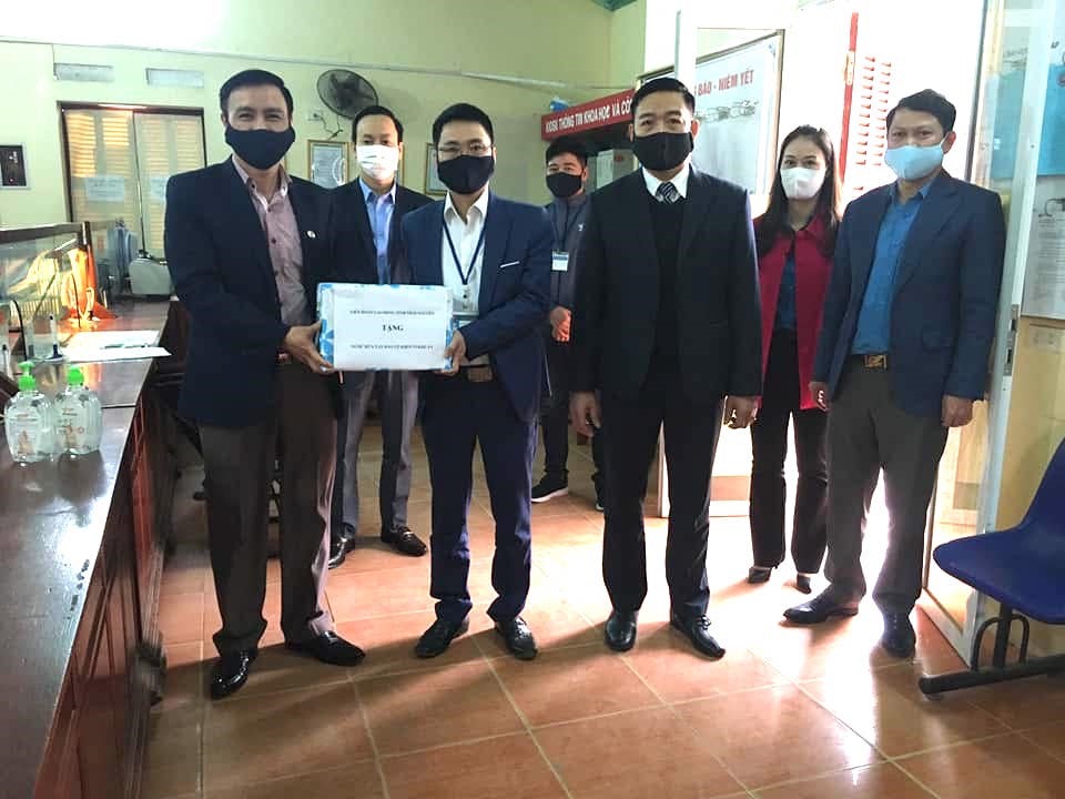 Lãnh đạo LĐLĐ tỉnh Thái Nguyên (ngoài cùng bên trái) tặng khẩu trang, nước rửa tay sát khuẩn tại các đơn vị trên địa bàn huyện Đồng Hỷ. Ảnh: Kim Ngân
