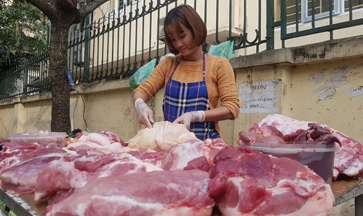Giá thịt lợn bán cho người tiêu dùng vẫn giữ nguyên, dù giá lợn hơi đã giảm còn 75.000 đồng/kg. Ảnh: Kh.V