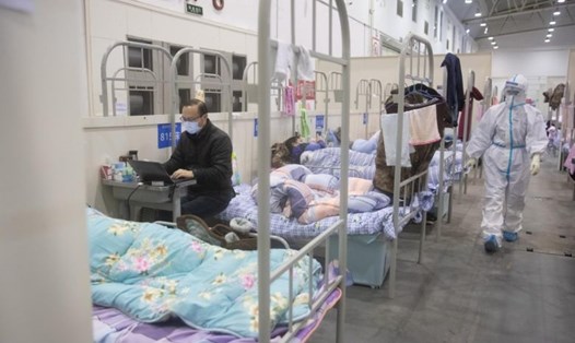 Lãnh đạo bệnh viện đầu tiên ở Vũ Hán tử vong vì COVID-19 ngày 18.2. Ảnh: Reuters.