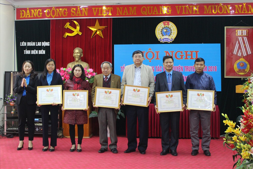 Đồng chí Lầu Thị Thanh Hương - Phó Chủ tịch LĐLĐ tỉnh Điện Biên (ngoài cùng bên trái) trao Bằng khen cho các cá nhân có thành tích xuất sắc trong công tác tuyên truyền hoạt động công đoàn và phong trào CNVCLĐ nhân dịp 30 năm thành lập Hội. Ảnh: Đ.S