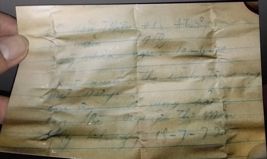 Mảnh giấy đựng trong chai thủy tinh được phát hiện cùng hài cốt liệt sĩ được tìm thấy ở thị trấn Khe Sanh. Ảnh: H.Minh.