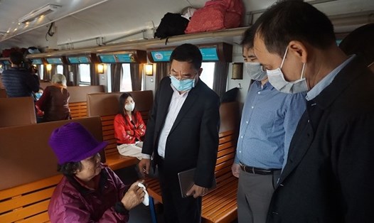 Giám đốc Sở Y tế Hà Nội Nguyễn Khắc Hiền kiểm tra công tác phòng chống dịch COVID-19 tại các toa tàu.