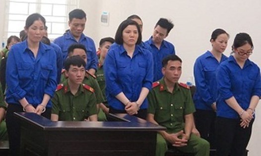 Các bị cáo (đứng) trong đường dây mua bán ma túy xuyên Việt tại phiên tòa sơ thẩm.