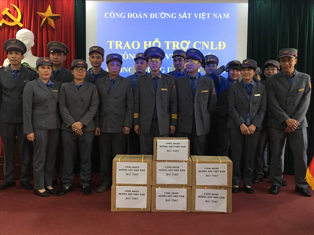 Tổ tàu lên ban chiều 18.2 nhận khẩu trang do CĐ Đường sắt Việt Nam hỗ trợ. Ảnh: T.E.A