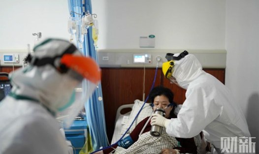 Nhân viên y tế chăm sóc cho bệnh nhân COVID-19 ở Vũ Hán, Hồ Bắc. Ảnh: Tài Tân