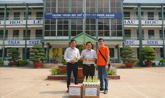 Phát nước rửa tay miễn phí cho học sinh trường trung học phổ thông Tân Phước Khánh, tỉnh Bình Dương_Ảnh: V.Q