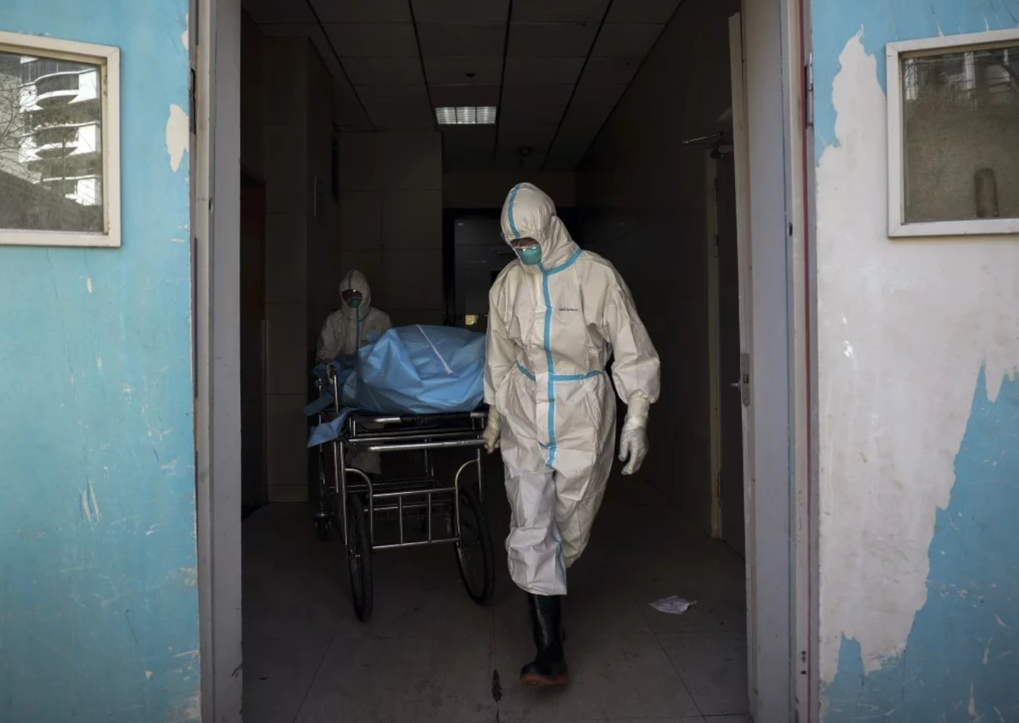 Một ca tử vong vì COVID-19 ở Vũ Hán ngày 16.2. Ảnh: AP