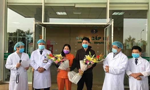 Hai bệnh nhân nhiễm COVID-19 xuất viện sáng ngày 18.2 tại Bệnh Nhiệt đới Trung ương cơ sở 2 Kim Chung (Đông Anh, Hà Nội). Ảnh: L.Hà.