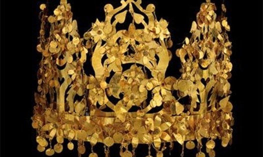 Chiếc vương miện "Cây của sự sống" bằng vàng dát mỏng có từ thế kỷ thứ nhất được phát hiện trong một ngôi mộ của dân du mục ở bang Bactria cổ đại, nằm ở phía Bắc Afghanistan. Ảnh: SCMP.