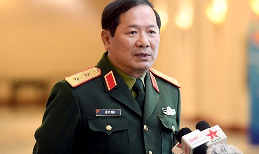 Trung tướng Lê Huy Vịnh trả lời phỏng vấn các cơ quan báo chí.  Ảnh: mod.gov.vn