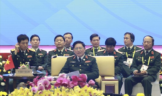 Đại tướng Ngô Xuân Lịch - Bộ trưởng Bộ Quốc phòng phát biểu tại Hội nghị. Ảnh T.Vương