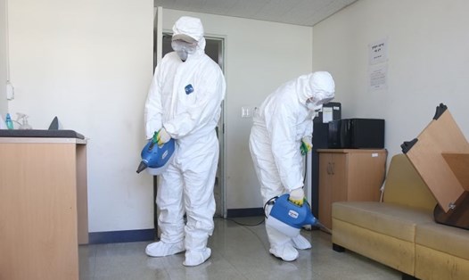 Các nhân viên y tế khử trùng tại một phòng kí túc xá tại trường đại học Chosun ở Gwangju, Hàn Quốc. Ảnh: EPA