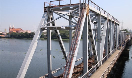Từ cầu Bình Lợi có thể nhìn thấy các loại hình giao thông đường bộ, đường sắt, đường thủy, đường hàng không. Ảnh: TK