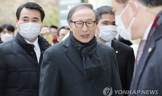 Cựu Tổng thống Hàn Quốc Lee Myung-bak bị kết án 17 năm tù trong phiên toà ngày 19.2. Ảnh: Yonhap