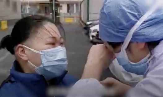 Hai người bạn thời đại học gặp nhau sau 15 năm xa cách tại tâm dịch Vũ Hán. Hiện cả hai trong đội ngũ nhân viên y tế tham gia chống dịch COVID-19. Ảnh: CGTN.
