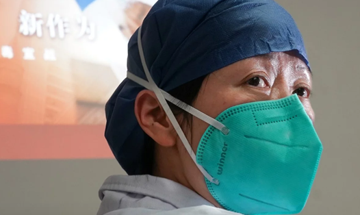 Một bác sĩ ở bệnh viện điều trị bệnh nhân nhiễm virus Corona tại Bắc Kinh. Ảnh: Xinhua