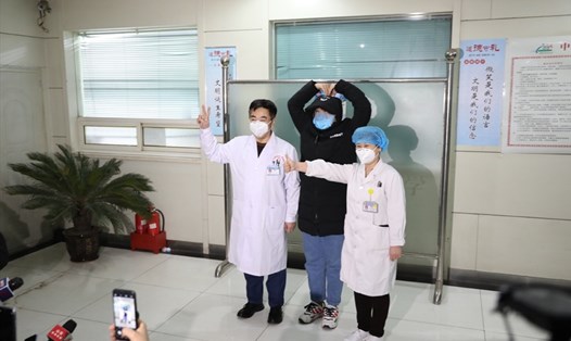 Một bệnh nhân bị nhiễm virus Corona ăn mừng với các bác sĩ sau khi hồi phục ở Thái Nguyên, tỉnh Sơn Tây vào ngày 29.1. Ảnh: Chinadaily
