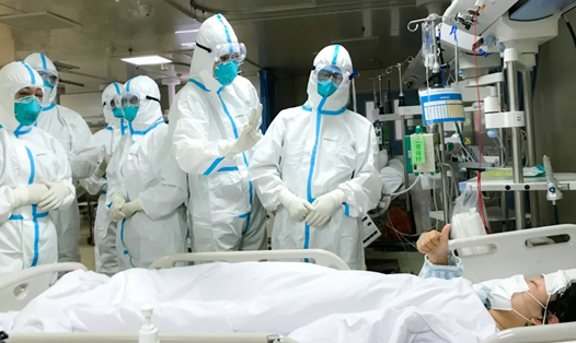 Các y bác sĩ Vũ Hán làm việc ngày đêm điều trị bệnh nhân nhiễm virus Corona. Ảnh: Tân Hoa xã
