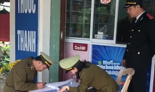 Lực lượng chức năng xử phạt một quầy thuốc vi phạm tại TP. Đồng Hới. Ảnh: Lê Phi Long