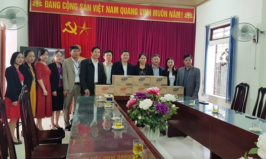 Lãnh đạo ngành giáo dục và Công đoàn ngành giáo dục Nghệ An trao tặng xà phòng sát khuẩn cho trường học miền núi Con Cuông. Ảnh: PV